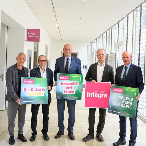 integra26_PK_Podium-hoch_Que Messe Wels.jpg