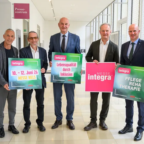 integra26_PK_Podium-quer_Que Messe Wels.jpg